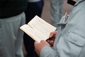 本を手にもって輪読している様子