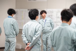 部署ごとの朝礼の様子の写真