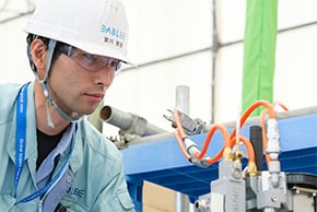 機械を操作している男性社員の写真