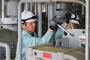 男性社員2名が機械を操作している写真